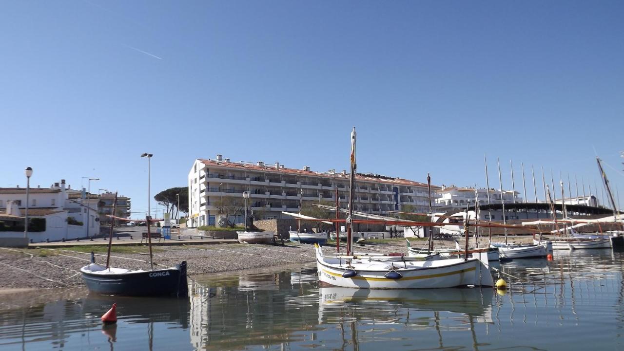 Apartaments Club Nautic L' Escala Exteriör bild