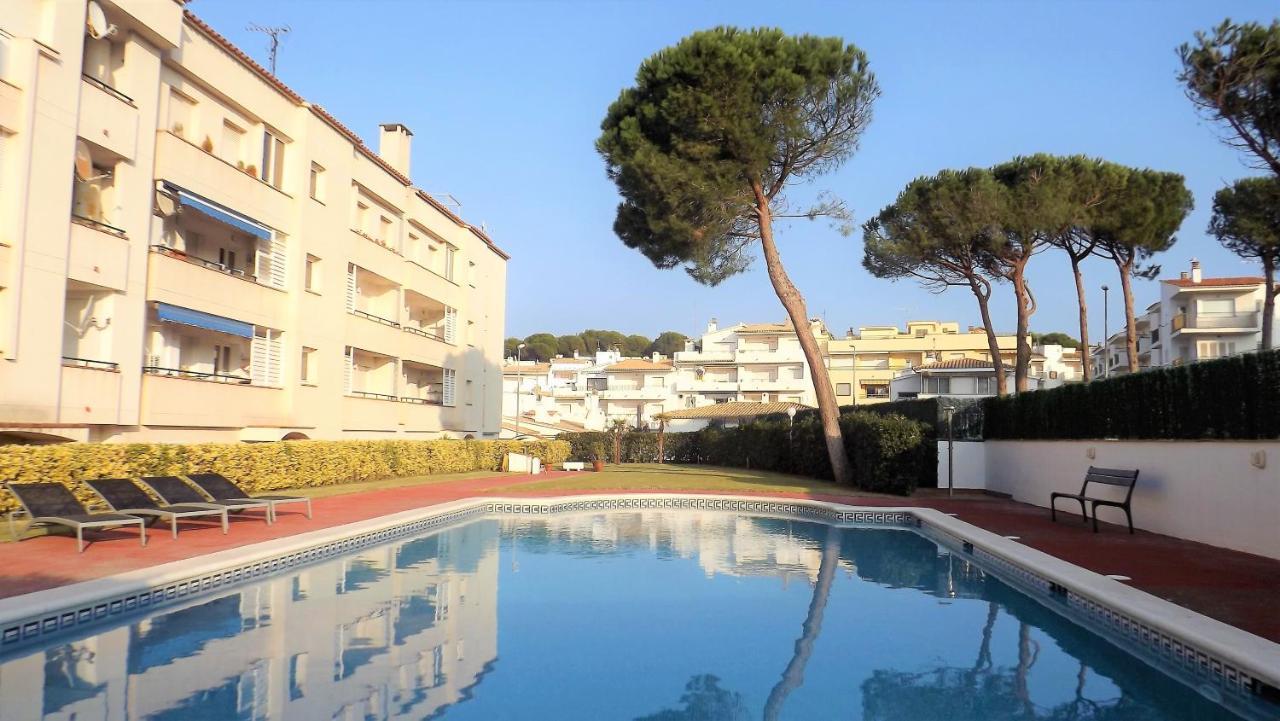 Apartaments Club Nautic L' Escala Exteriör bild